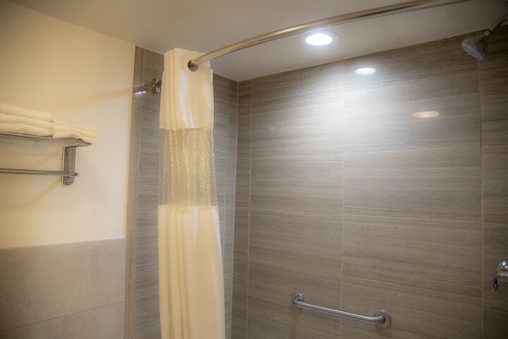 Howard Johnson Hotel & Suites by Wyndham Allentown / Dorney