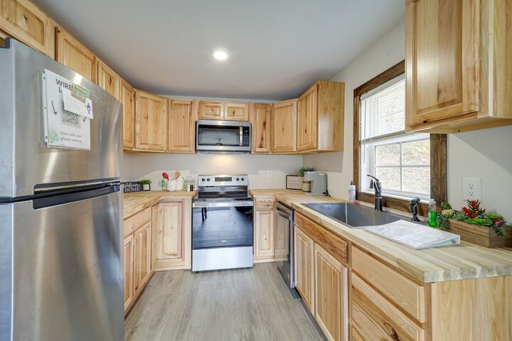 Hilltop Hideaway w / Scenic Views & Hot Tub!