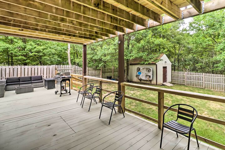 Chic Long Pond Family Home w / Fire Pits & Deck!