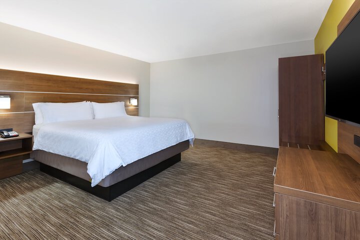 Room 27 of 40