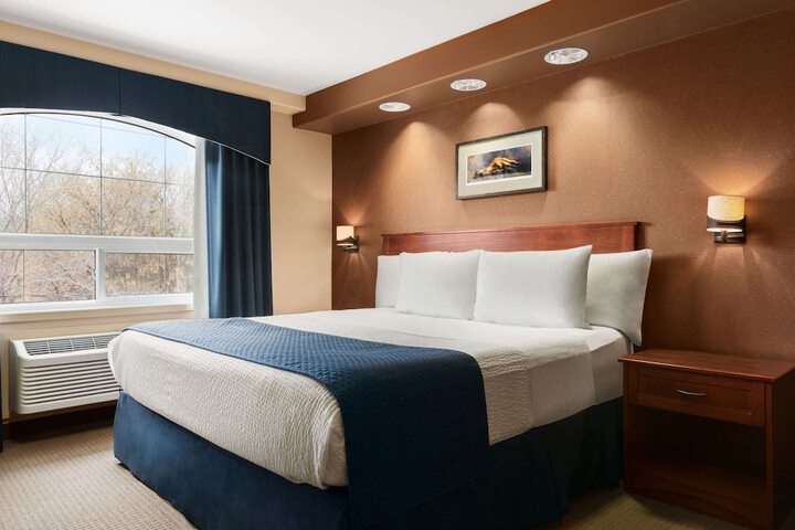Days Inn & Suites by Wyndham Brandon