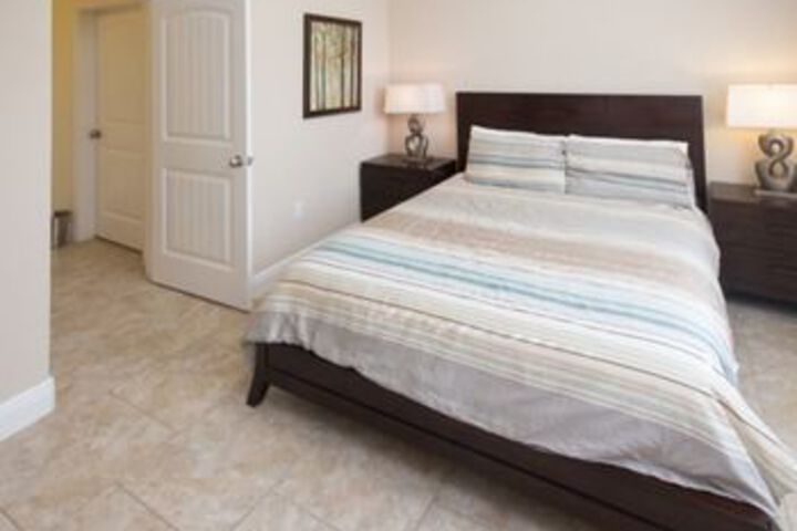 Oakview 4213 6 Br Villa by RedAwning