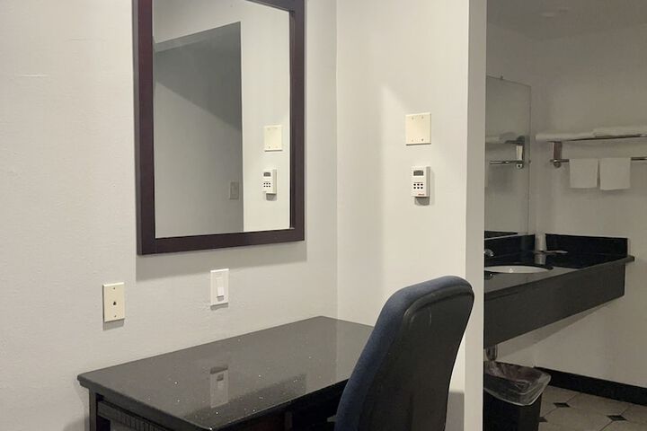Room 5 of 9