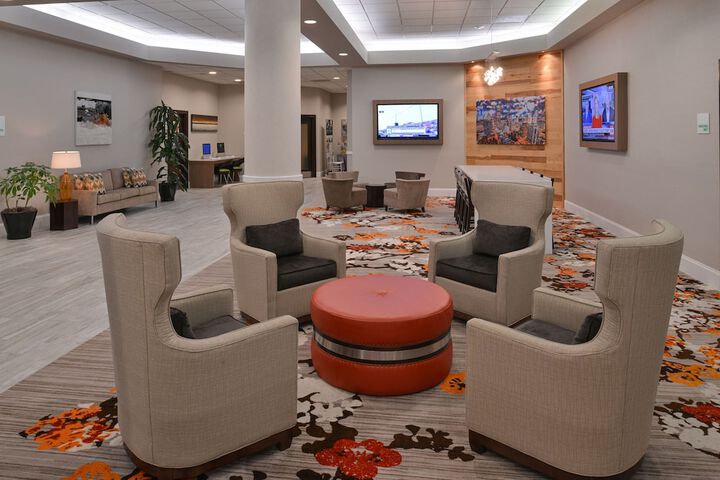 Lounge 19 of 21