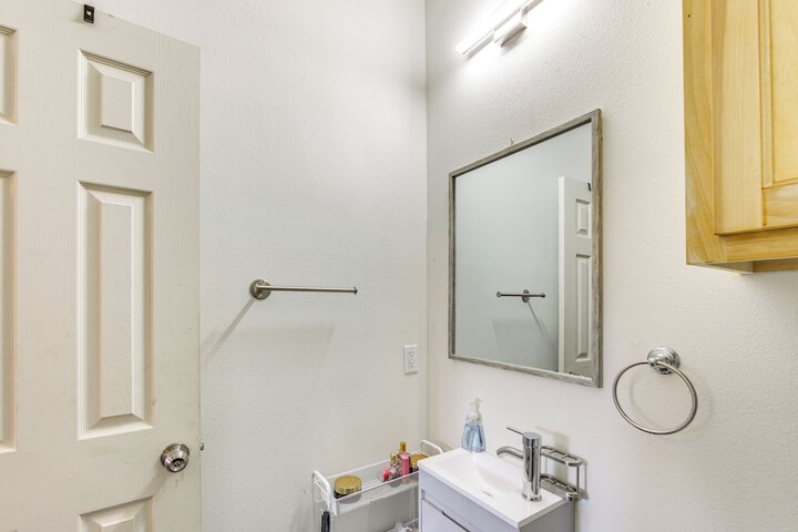 6 Mi to Nature Preserve: Apartment Near Lindale!