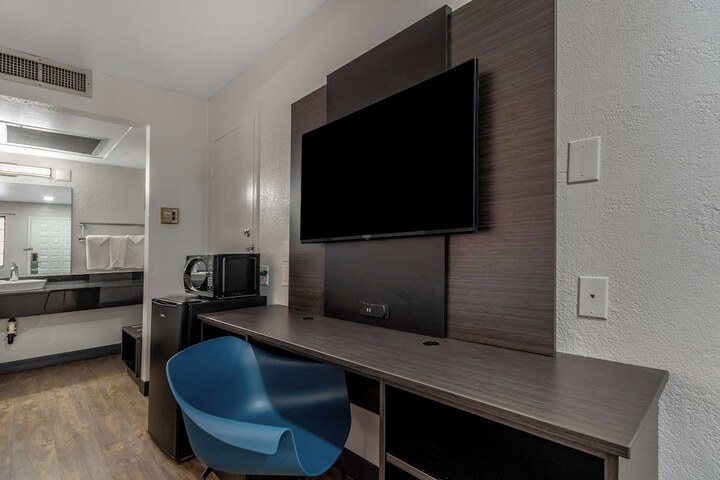 Room 32 of 33