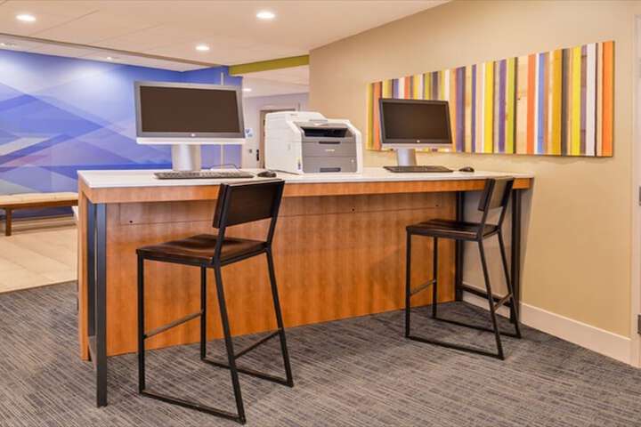 Holiday Inn Express & Suites Parkersburg East by IHG