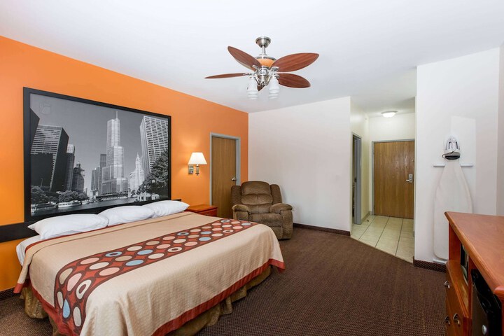 Room 8 of 16