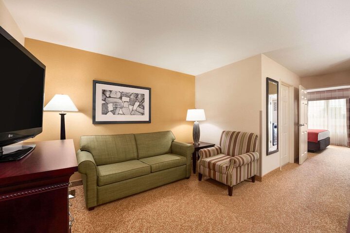 Country Inn & Suites by Radisson Minot, ND