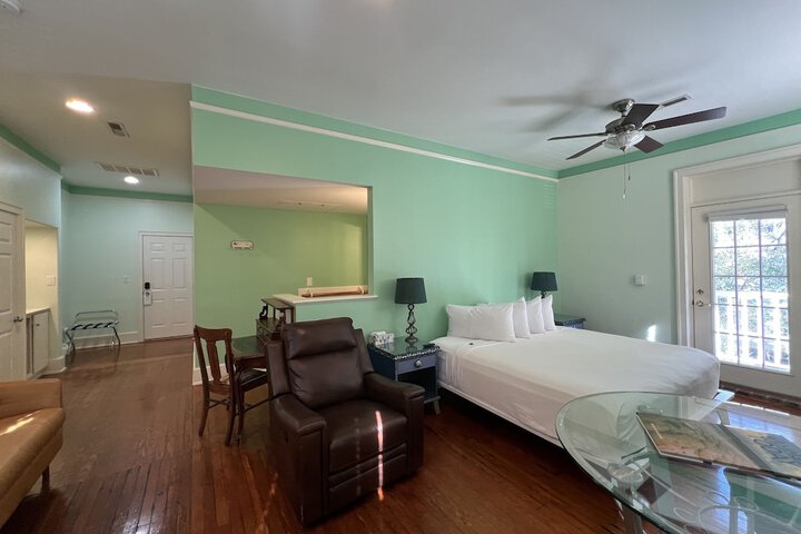 Room 25 of 142