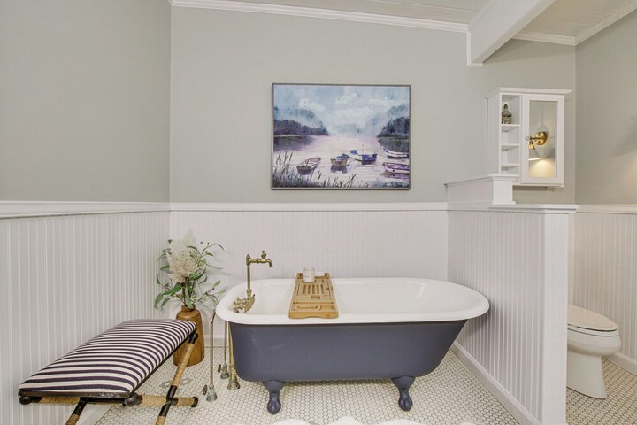 Puget Sound Cottage w / Private Community Beach!