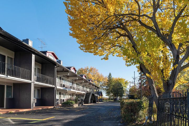 Super 8 by Wyndham Gananoque / Country Squire Resort