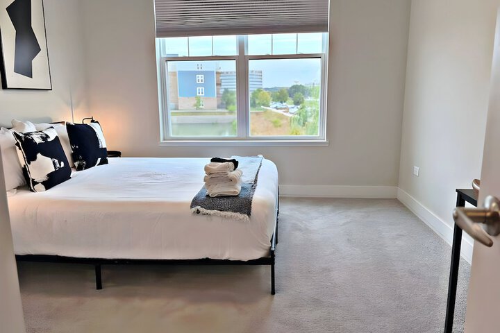 Modern 4BR with Parking - WV rep 4