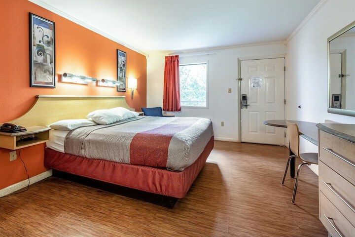 Motel 6 Gatlinburg TN - Smoky Mountains