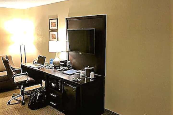 Comfort Inn & Suites Evansville Airport