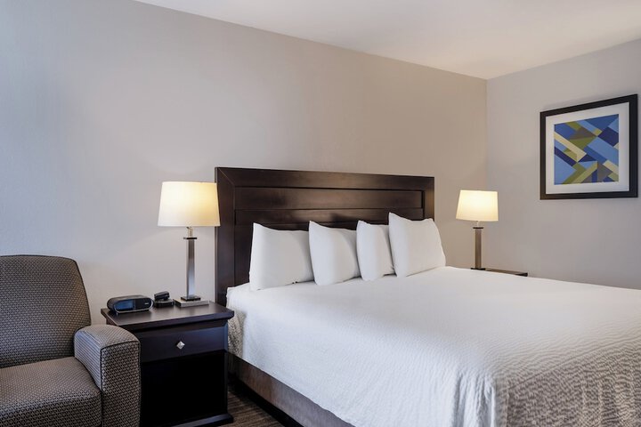 Holiday Inn Express & Suites Chicago-Libertyville by IHG