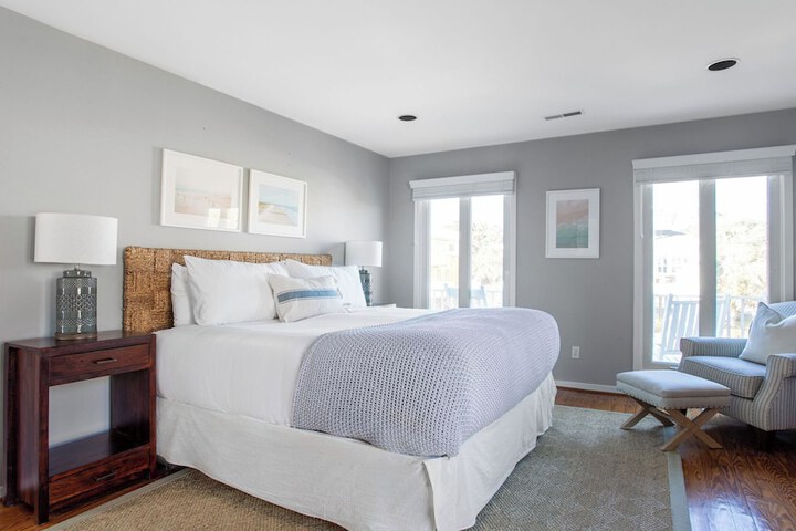 Lighthouse by Avantstay Beachfront View Home w / Pool Table & Ping Pong