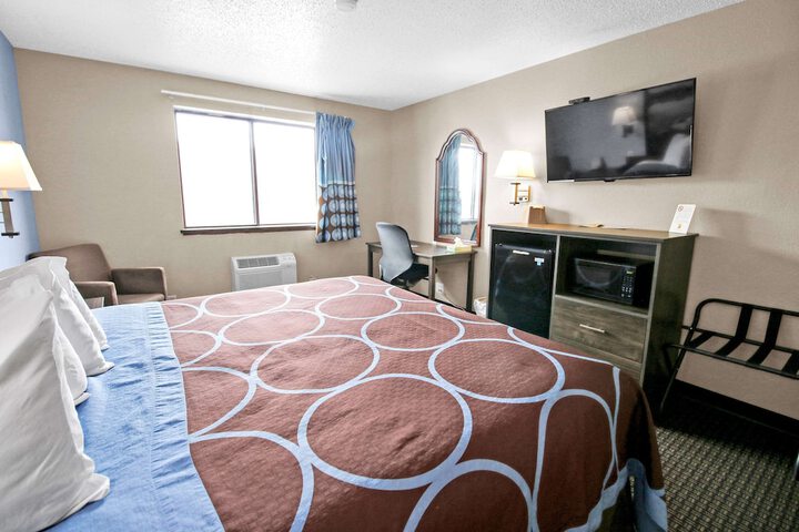 Super 8 by Wyndham Kenosha / Pleasant Prairie