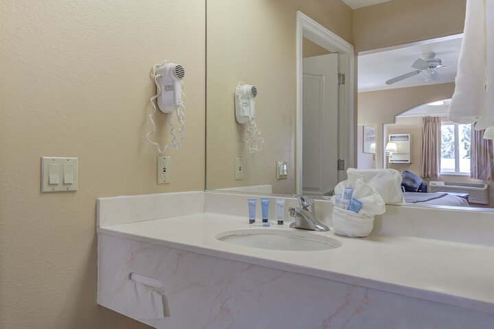 Shasta Pines Motel & Suites