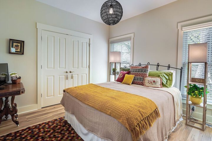 Charming Granville Home w / Porch - Walk Downtown!