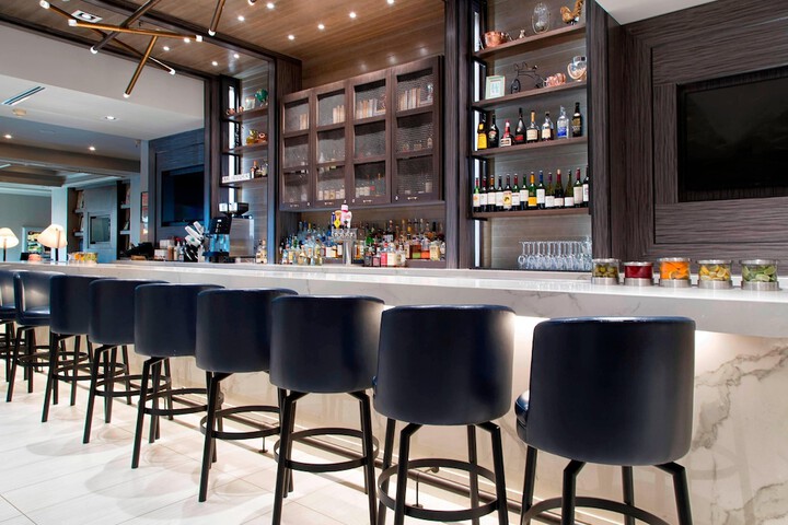 Lounge 54 of 68