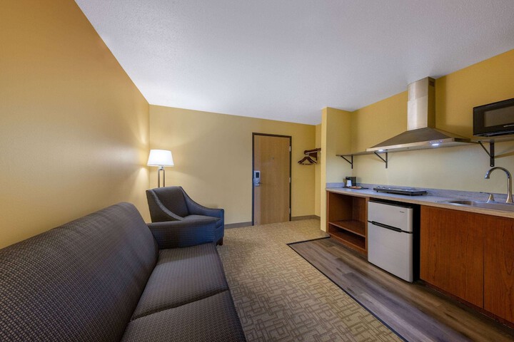 Super 8 by Wyndham Jackson MN