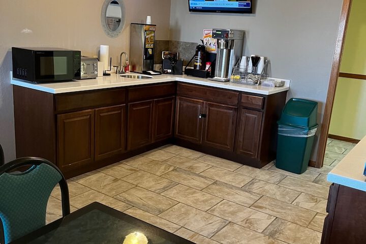 Super 8 by Wyndham Smithville / Kansas City