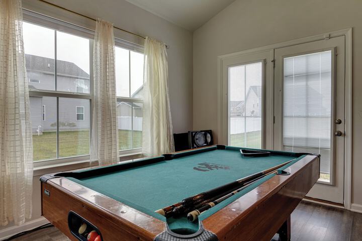 Spacious Home w / Fireplace - Near Golf!
