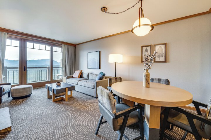 Mountain Views & Pool Access: Cle Elum Condo!