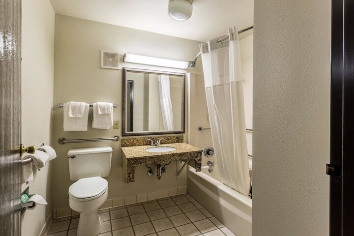 Room 15 of 28