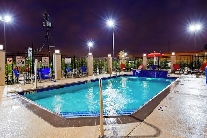 Holiday Inn Express & Suites Pasadena Houston Southeast by IHG