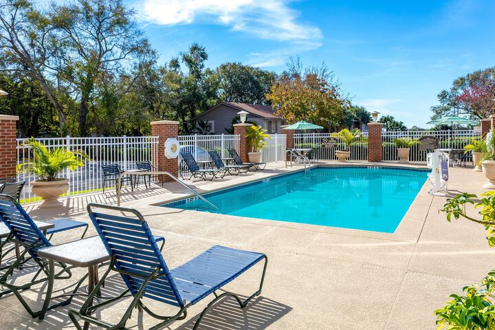 Pool 10 of 39