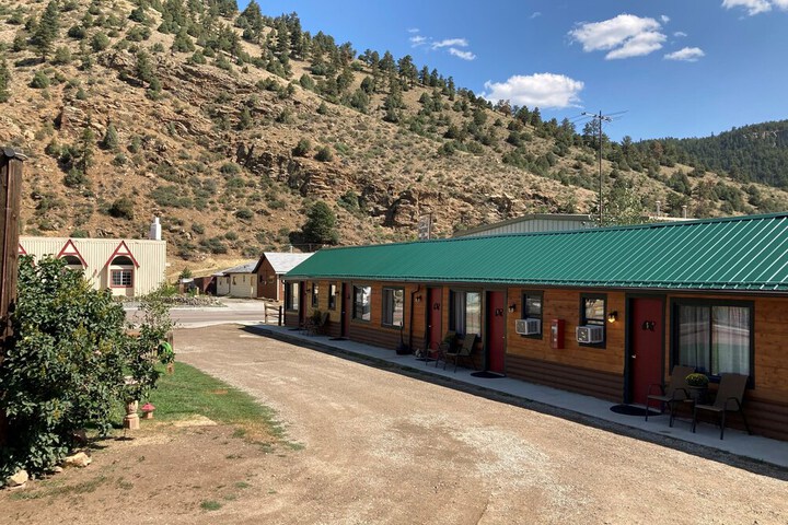 BEARADISE MOTEL