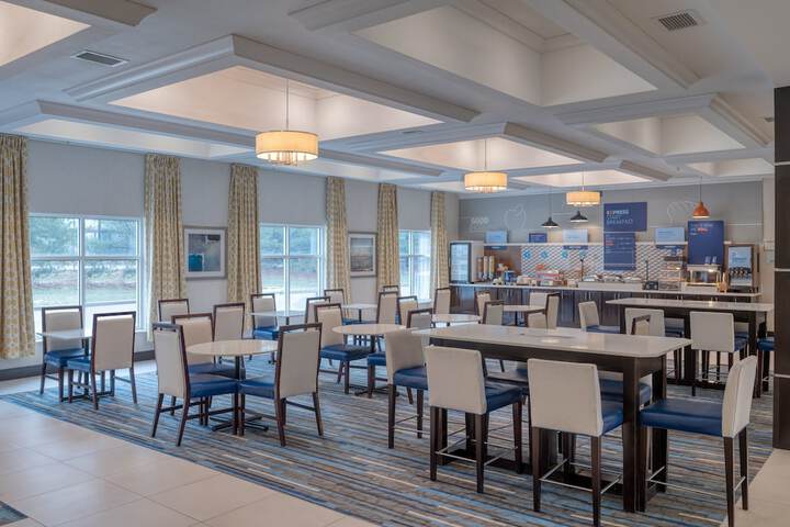 Holiday Inn Express & Suites Edwardsville by IHG