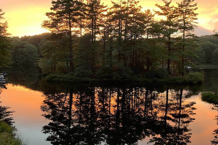 Lakefront Poconos Retreat w / Hot Tub Near Hiking!