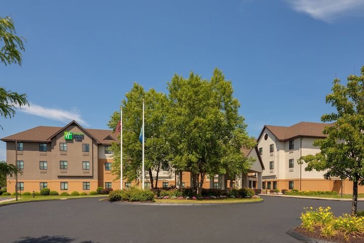 Holiday Inn Express & Suites Bradley Airport by IHG