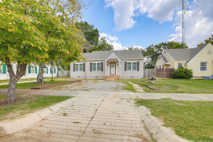 Walk Downtown: Home w / Yard in Clarksdale