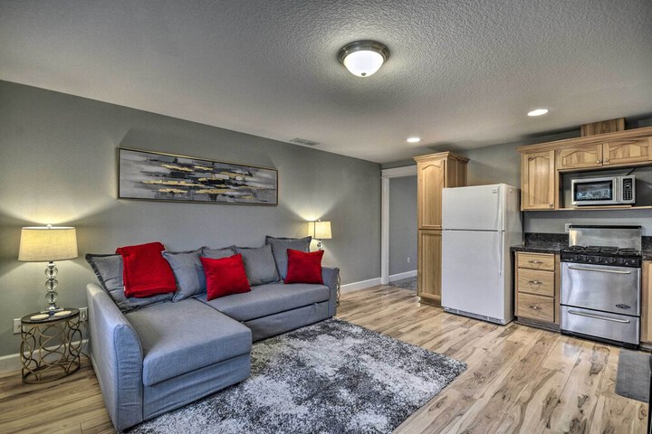 Chic Battle Ground Apartment 18 Mi to Vancouver!