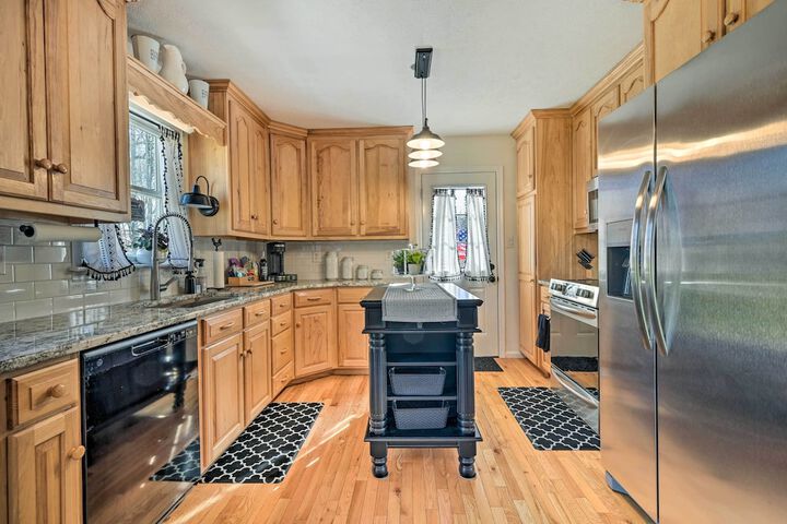 Berkeley Springs Vacation Home w / Fire Pit!