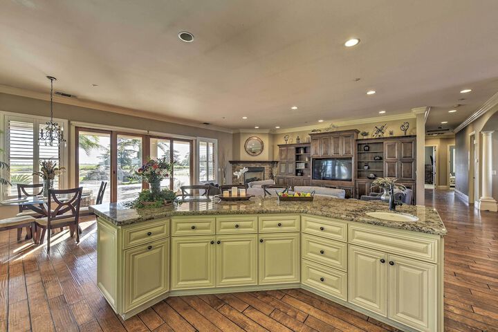 Near Wineries: Elk Grove Getaway w / Saltwater Pool