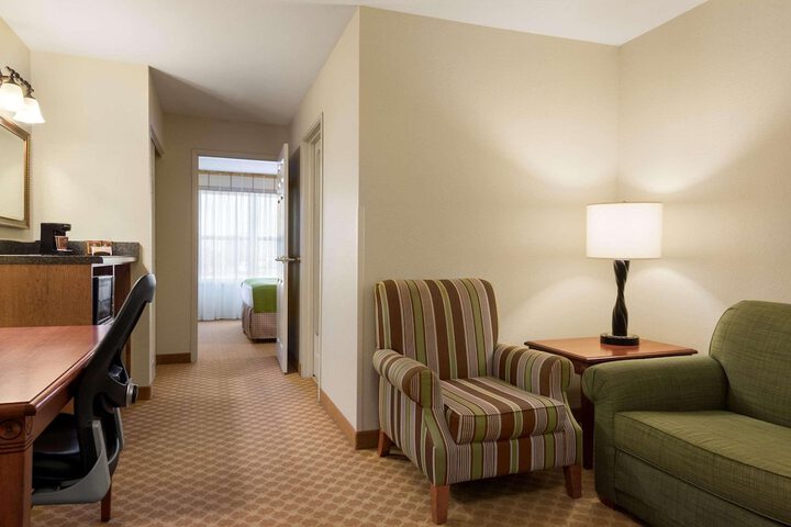 Country Inn & Suites by Radisson Peoria North, IL
