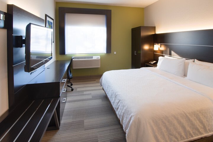 Holiday Inn Express & Suites Worthington by IHG