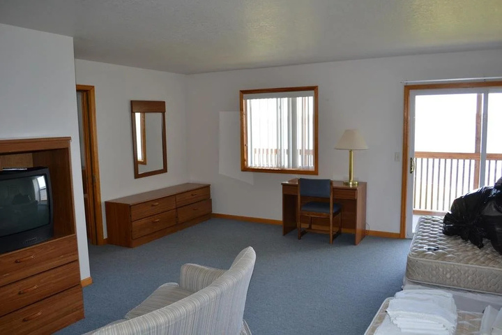 Buzzs Lakeside Inn