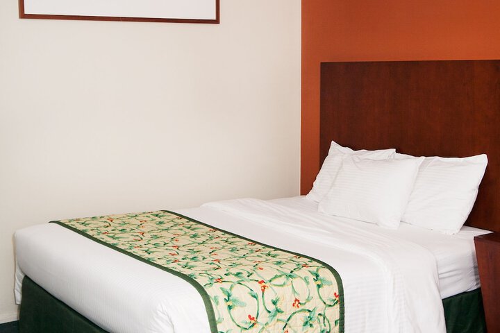 Red Carpet Inn & Suites