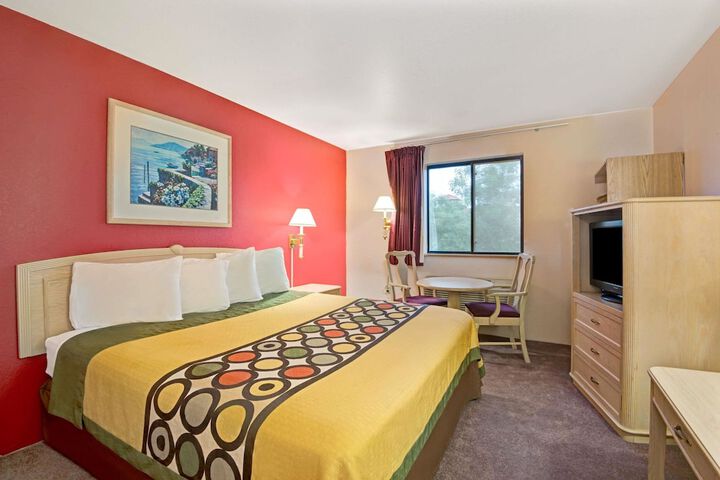 Room 8 of 11
