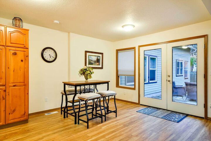 Milwaukie Home w / Covered Porch: Dogs Welcome!