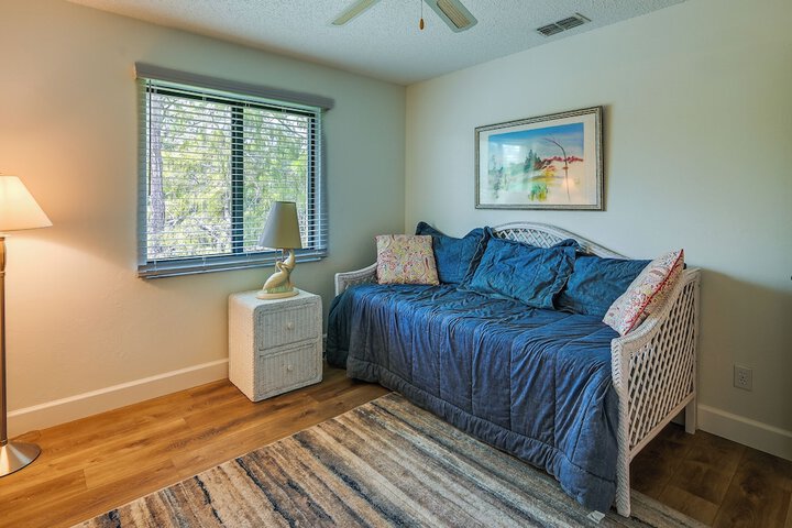 3 Mi to Beaches: Naples Condo w / Pool Access!