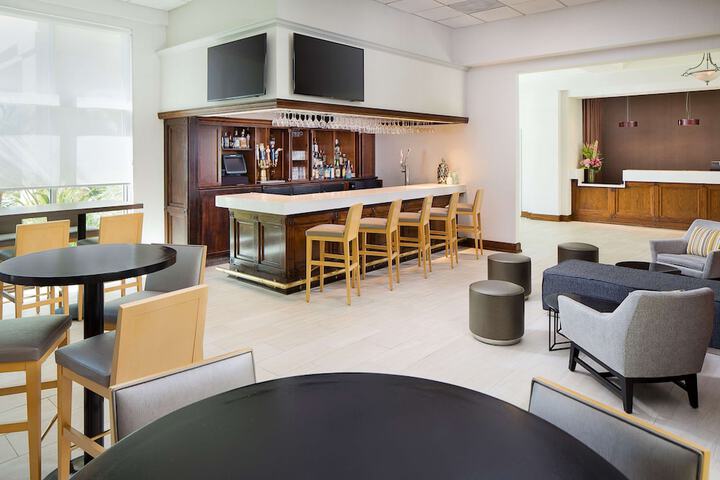 Lounge 36 of 39