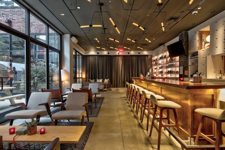 Lounge 125 of 143