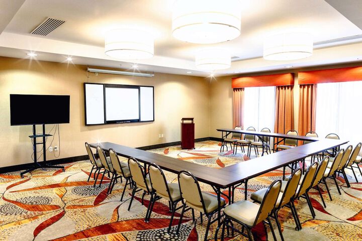 La Quinta Inn & Suites by Wyndham Starkville at MSU